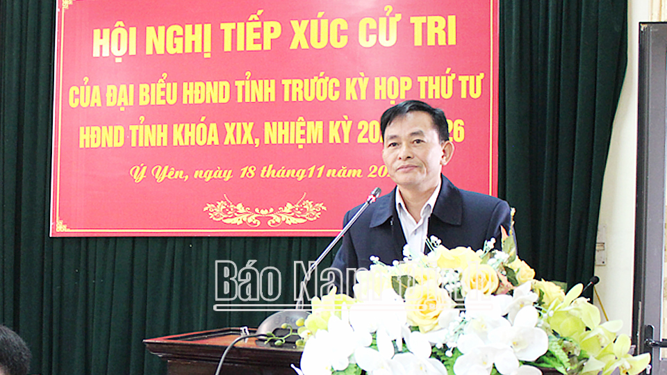 Đồng chí Nguyễn Phùng Hoan, Ủy viên Ban TVTU, Phó Chủ tịch Thường trực HĐND tỉnh phát biểu trong buổi tiếp xúc cử tri huyện Ý Yên. Ảnh: Thành Trung
