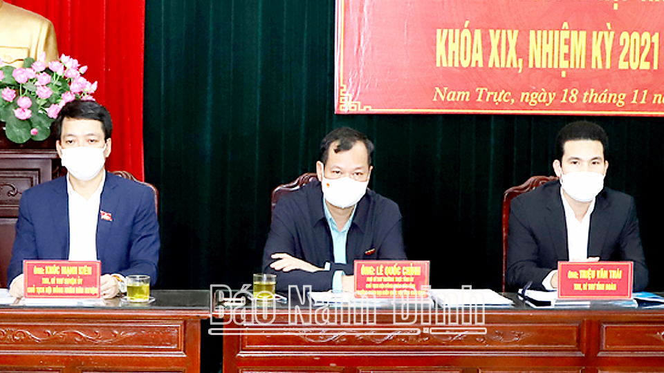 Đồng chí Lê Quốc Chỉnh, Phó Bí thư Thường trực Tỉnh ủy, Chủ tịch HĐND tỉnh, Trưởng đoàn Đoàn đại biểu Quốc hội tỉnh và các đại biểu HĐND tỉnh khóa XIX tiếp xúc cử tri huyện Nam Trực. Ảnh: Hoàng Tuấn