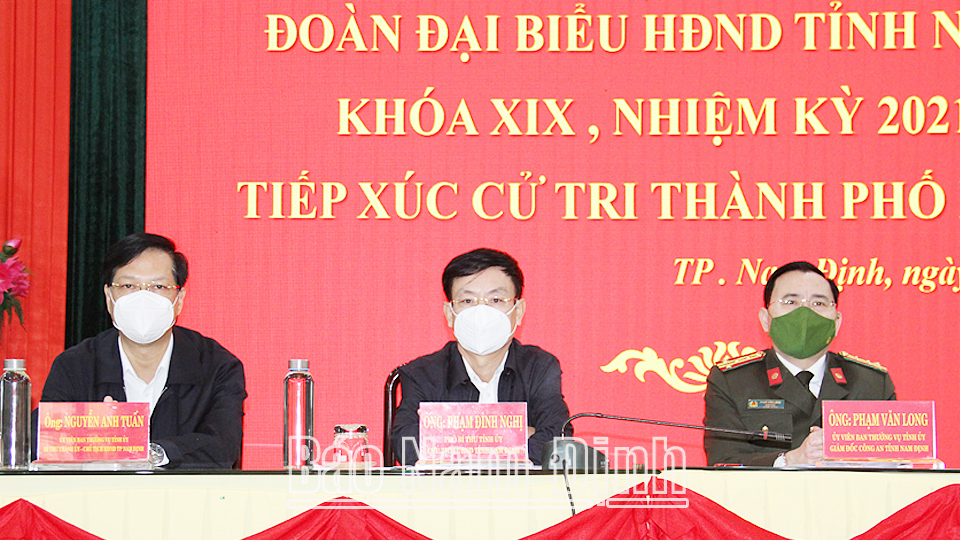 Đồng chí Phạm Đình Nghị, Phó Bí thư Tỉnh ủy, Chủ tịch UBND tỉnh và các đồng chí Ủy viên Ban TVTU: Đại tá Phạm Văn Long, giám đốc Công an tỉnh; Nguyễn Anh Tuấn, Bí thư Thành ủy Nam Định tại hội nghị tiếp xúc cử tri thành phố Nam Định. Ảnh Văn Trọng