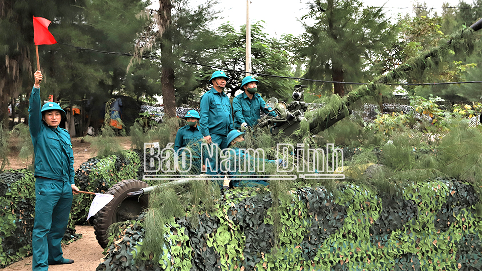 Đại đội pháo 37mm (Bộ CHQS tỉnh) thực hành chiến đấu tiêu diệt máy bay địch trong diễn tập khu vực phòng thủ tỉnh.