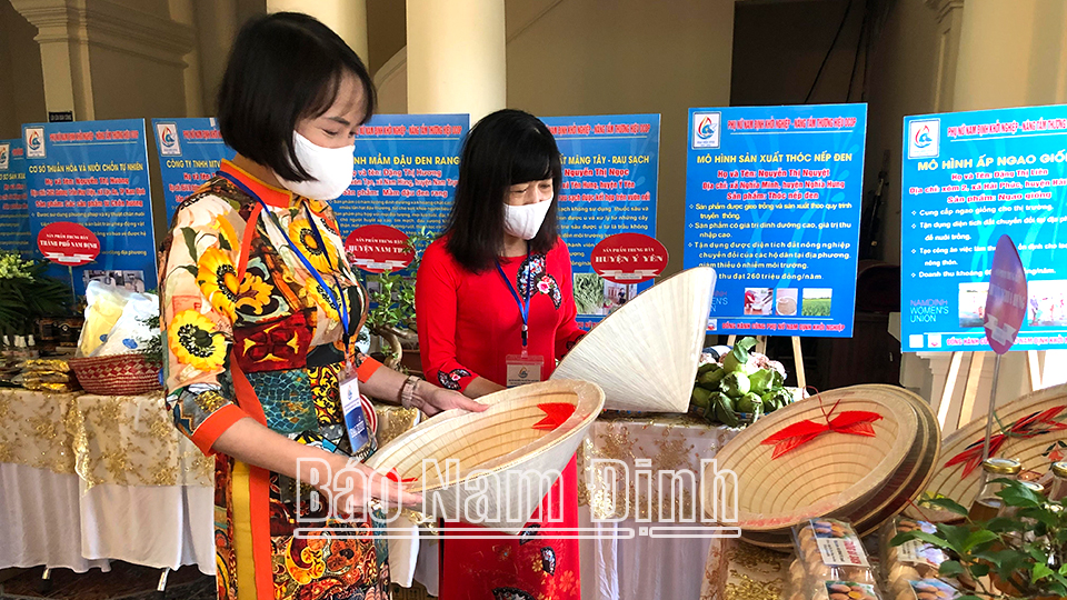Cán bộ, hội viên phụ nữ tham quan các mô hình giới thiệu sản phẩm khởi nghiệp tiêu biểu của hội viên phụ nữ được trưng bày tại Nhà văn hóa Trung tâm 3-2 (thành phố Nam Định). Bài và ảnh: Hoa Xuân