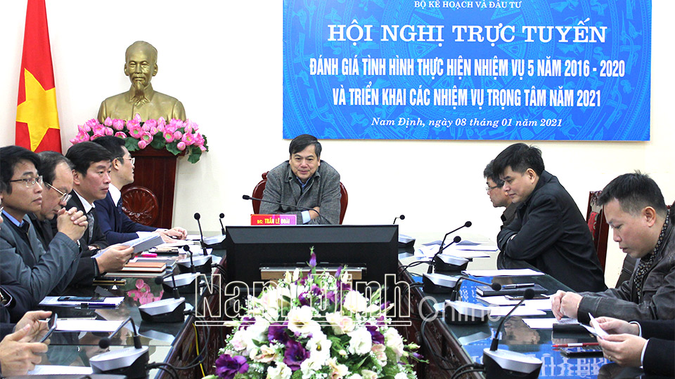 Đồng chí Trần Lê Đoài, TUV, Phó Chủ tịch UBND tỉnh và các đại biểu dự hội nghị tại điểm cầu tỉnh ta.