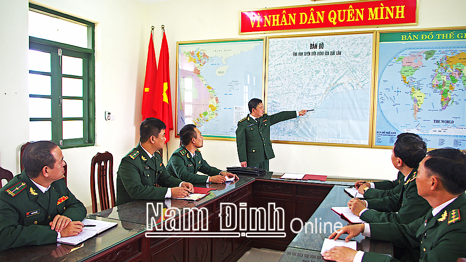 Cán bộ Đồn Biên phòng Quất Lâm triển khai kế hoạch phòng chống ma túy.