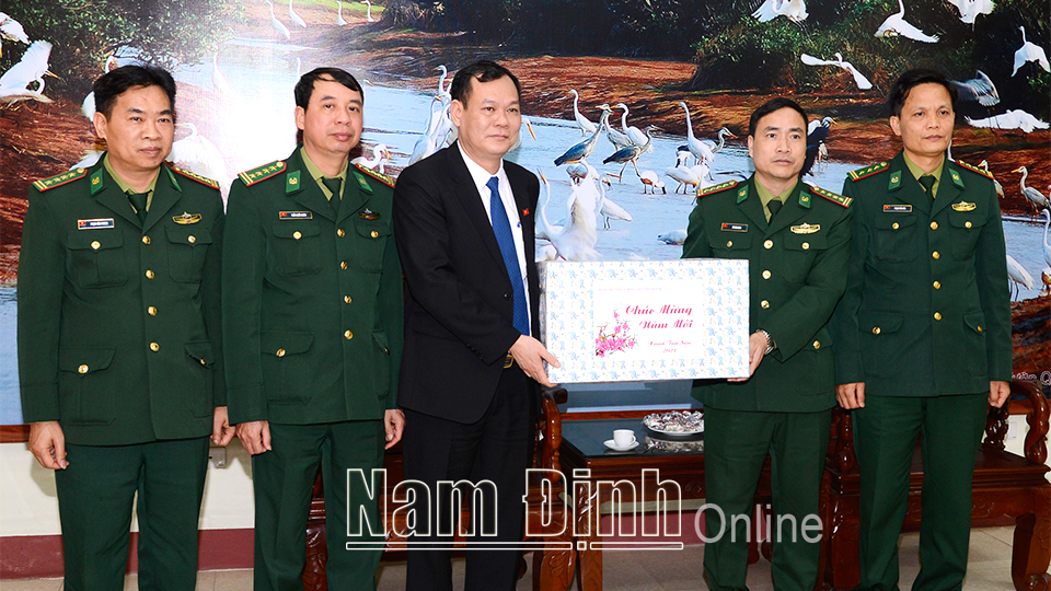 Đồng chí Lê Quốc Chỉnh, Phó Bí thư Thường trực Tỉnh  ủy, Chủ tịch HĐND tỉnh động viên, chúc Tết cán bộ, chiến sĩ Bộ Chỉ huy  Bộ đội Biên phòng tỉnh.