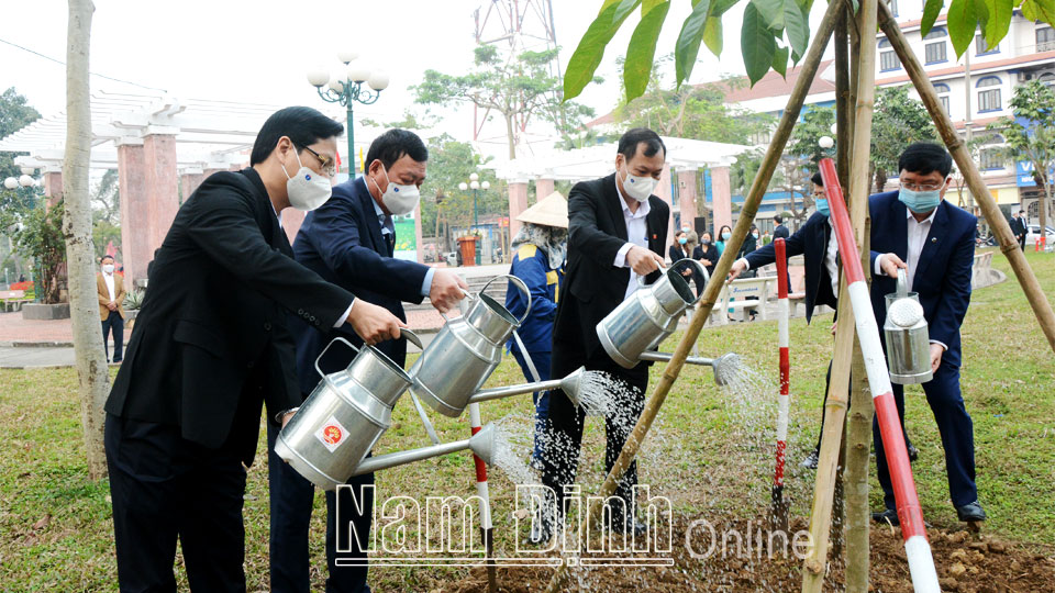 Các đồng chí: Đoàn Hồng Phong, Ủy viên Ban Chấp hành Trung ương Đảng, Bí thư Tỉnh ủy, Trưởng đoàn Đoàn đại biểu Quốc hội của tỉnh; Lê Quốc Chỉnh, Phó Bí thư Thường trực Tỉnh ủy, Chủ tịch HĐND tỉnh trồng cây tại khu vực Gian Leo, thành phố Nam Định.