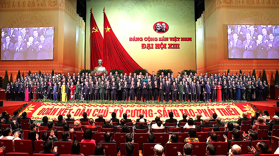 Ban Chấp hành Trung ương Đảng khóa XIII ra mắt tại phiên Bế mạc Đại hội. Ảnh: dangcongsan.vn