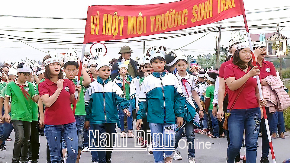 Giáo viên và học sinh Trường Tiểu học Nam Tiến (Nam Trực) tuyên truyền bảo vệ môi trường, chống biến đổi khí hậu.