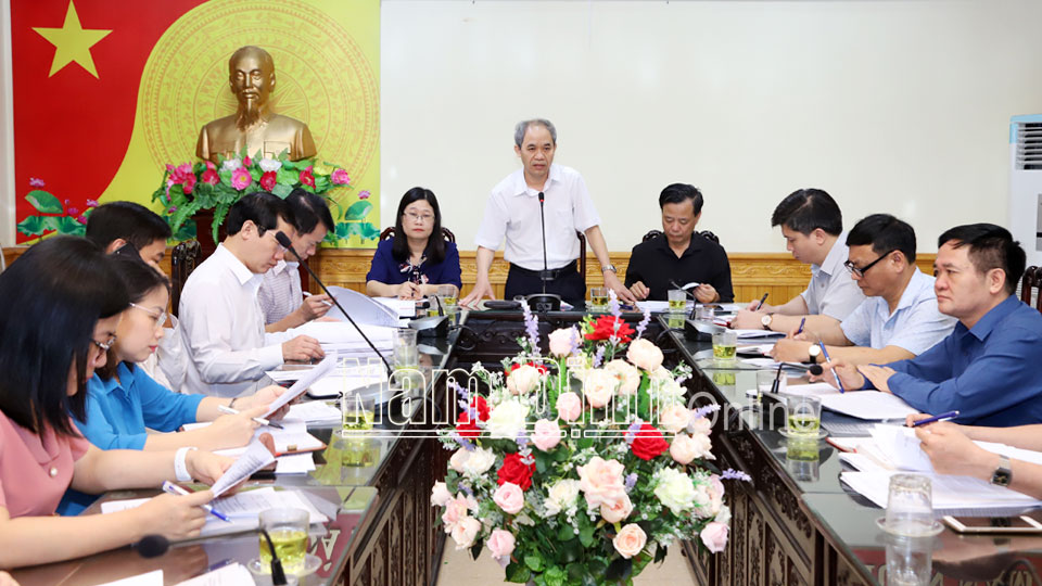 Đồng chí Đoàn Văn Hùng, Ủy viên Ban TVTU, Chủ tịch Ủy ban MTTQ tỉnh, Phó Chủ tịch UBBC tỉnh phát biểu tại buổi kiểm tra công tác bầu cử huyện Vụ Bản.