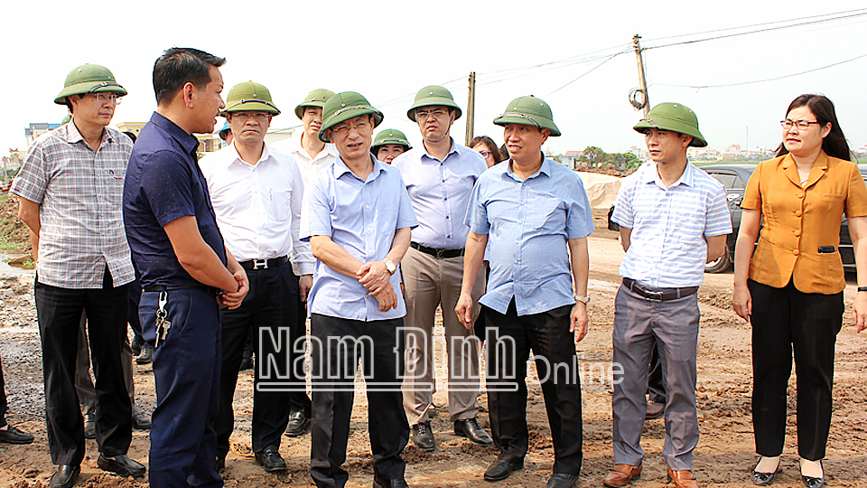 Đồng chí Phạm Đình Nghị, Phó Bí thư Tỉnh ủy, Chủ tịch UBND tỉnh kiểm tra thực tế thi công dự án đầu tư xây dựng tuyến đường bộ ven biển tại huyện Giao Thủy.