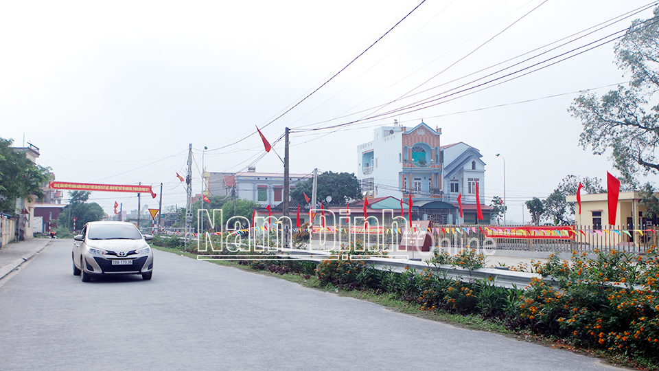 Nông thôn mới xã Minh Thuận, huyện Vụ Bản (ảnh 1); Hội Phụ nữ xã Hải Châu, huyện Hải Hậu chăm sóc tuyến đường hoa, góp phần xây dựng cảnh quan nông thôn mới kiểu mẫu (ảnh 2). Bài và ảnh: Việt Thắng