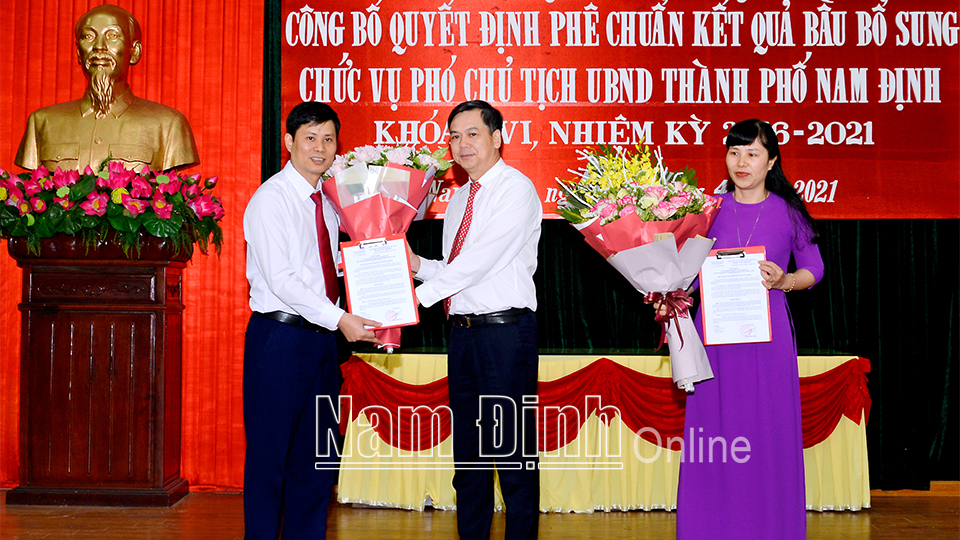 Đồng chí Trần Lê Đoài, Phó Chủ tịch UBND tỉnh trao các Quyết định phê chuẩn kết quả bầu bổ sung chức vụ Phó Chủ tịch UBND thành phố Nam Định.