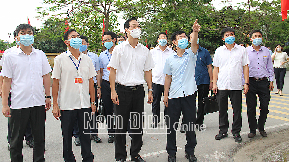 Đồng chí Phạm Đình Nghị, Phó Bí thư Tỉnh ủy, Chủ tịch UBND tỉnh, Phó Chủ tịch Ủy ban Bầu cử tỉnh và các đồng chí thành viên Ủy ban Bầu cử tỉnh kiểm tra công tác chuẩn bị cuộc bầu cử đại biểu Quốc hội khóa XV và đại biểu HĐND các cấp nhiệm kỳ 2021-2026 tại khu vực bỏ phiếu số 8, phường Lộc Vượng (thành phố Nam Định).