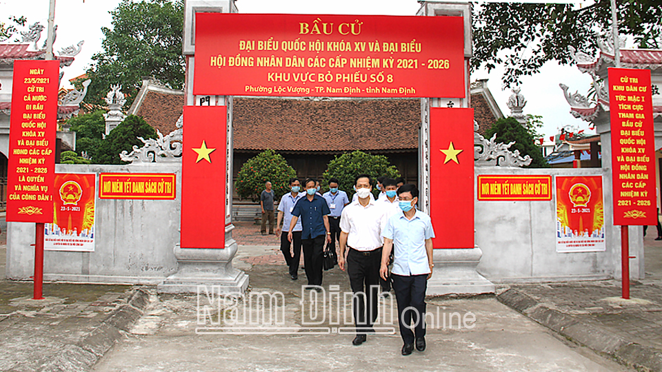 Đồng chí Phạm Đình Nghị, Phó Bí thư Tỉnh ủy, Chủ tịch UBND tỉnh, Phó Chủ tịch Ủy ban Bầu cử tỉnh và các đồng chí thành viên Ủy ban Bầu cử tỉnh kiểm tra công tác chuẩn bị cuộc bầu cử đại biểu Quốc hội khóa XV và đại biểu HĐND các cấp nhiệm kỳ 2021-2026 tại khu vực bỏ phiếu số 8, phường Lộc Vượng (thành phố Nam Định).