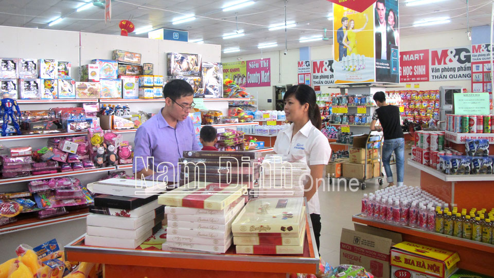 Kiểm tra việc chuẩn bị hàng hóa phục vụ công tác phòng chống thiên tai tại Siêu thị Countrymart Hải Hậu (Ảnh chụp trước ngày 27-4-2021).