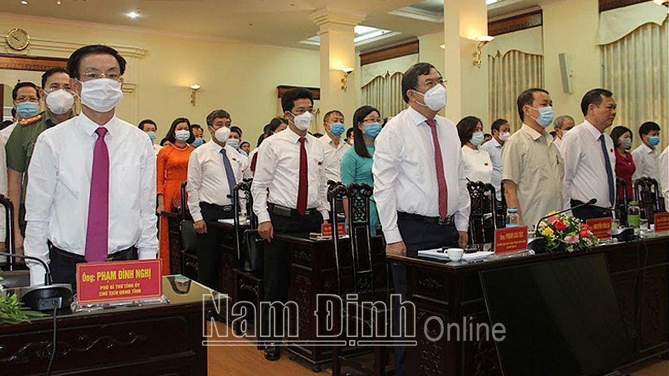 Các đại biểu thực hiện nghi thức chào cờ.