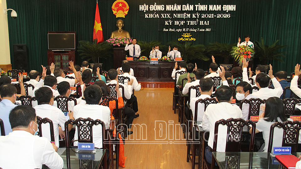 Các đại biểu biểu quyết thông qua các Nghị quyết trình tại kỳ họp.