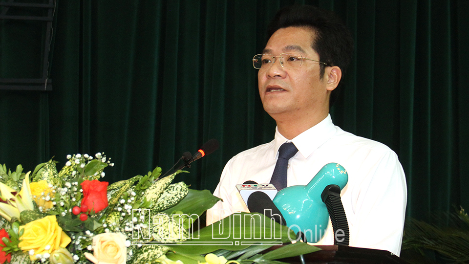 Đồng chí Trần Anh Dũng, Ủy viên Ban TVTU, Phó Chủ tịch Thường trực UBND tỉnh báo cáo tại kỳ họp.
