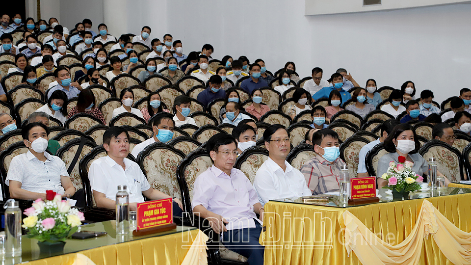 Đồng chí Phạm Đình Nghị, Phó Bí thư Tỉnh ủy, Chủ tịch UBND tỉnh và các đồng chí Ủy viên Ban TVTU, Ủy viên BCH Đảng bộ tỉnh dự hội nghị.