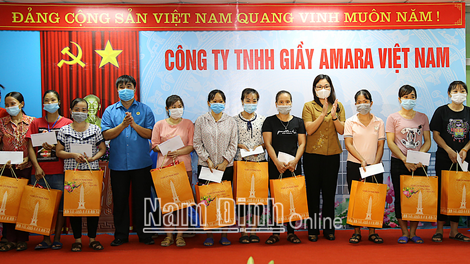 Đồng chí Hà Lan Anh, Tỉnh ủy viên, Phó Chủ tịch UBND tỉnh và lãnh đạo LĐLĐ tỉnh tặng quà cho công nhân có hoàn cảnh khó khăn.