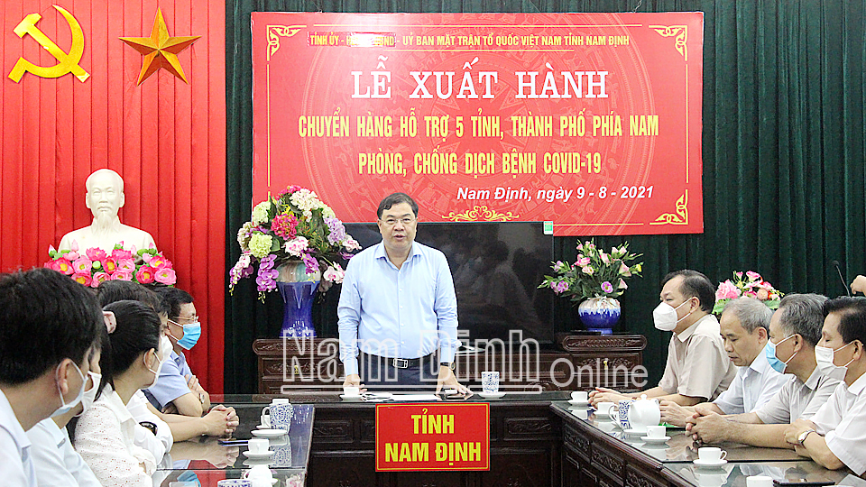 Đồng chí Phạm Gia Túc, Ủy viên BCH Trung ương Đảng, Bí thư Tỉnh ủy phát biểu giao nhiệm vụ cho Đoàn công tác.