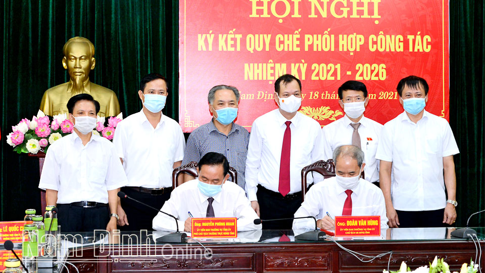 Đồng chí Lê Quốc Chỉnh, Phó Bí thư Thường trực Tỉnh ủy, Chủ tịch HĐND tỉnh, Trưởng đoàn Đoàn đại biểu Quốc hội của tỉnh chứng kiến lễ ký kết Quy chế phối hợp giữa các bên liên quan.