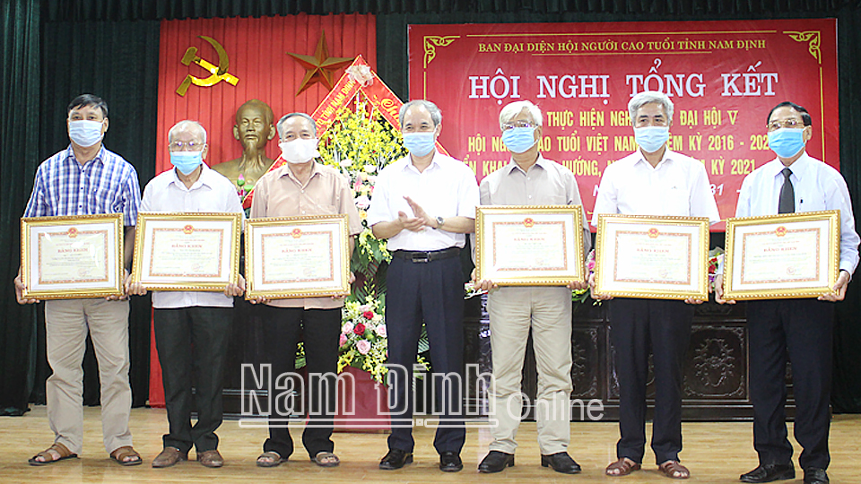 Đồng chí Đoàn Văn Hùng, Ủy viên Ban TVTU, Chủ tịch Ủy ban MTTQ tỉnh tặng Bằng khen của UBND tỉnh cho các tập thể, cá nhân đạt thành tích xuất sắc trong phong trào thi đua “Tuổi cao, gương sáng” nhiệm kỳ 2016-2021.