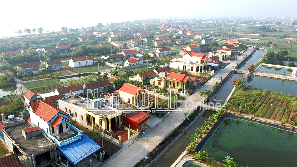 Làng quê xã Hải Triều, huyện Hải Hậu (ảnh 1); Bí thư Chi bộ thôn Chiền A, xã Nam Dương (Nam Trực) tuyên truyền, vận động nhân dân trong thôn thực hiện nghiêm các quy định về phòng, chống dịch COVID-19 (ảnh 2). Ảnh: Viết Dư và Văn Trọng