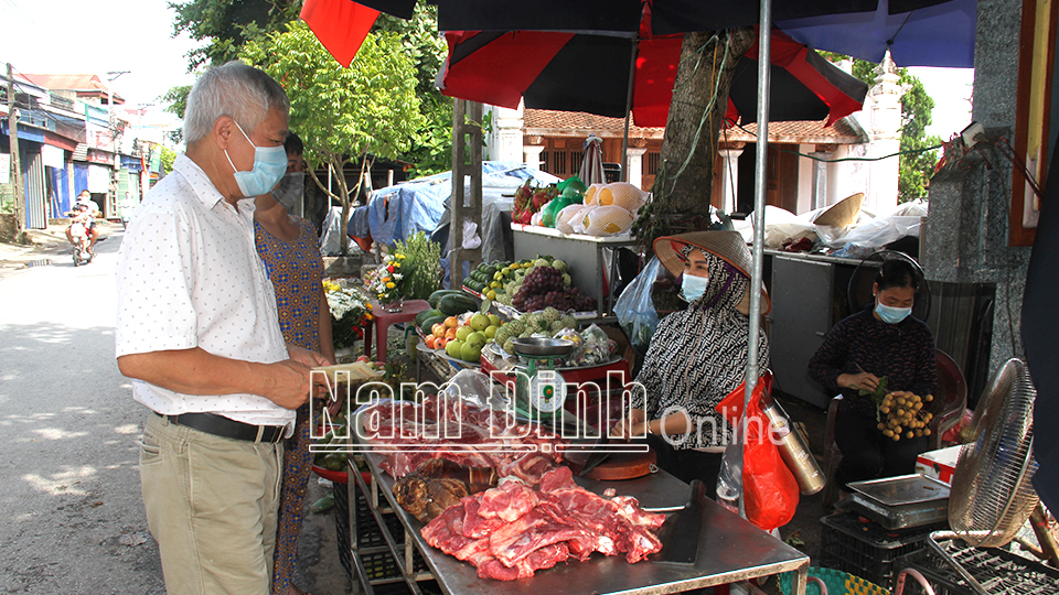Bí thư Chi bộ thôn Chiền A, xã Nam Dương (Nam Trực) tuyên truyền, vận động nhân dân trong thôn thực hiện nghiêm các quy định về phòng, chống dịch COVID-19 (ảnh 2). Ảnh: Viết Dư và Văn Trọng