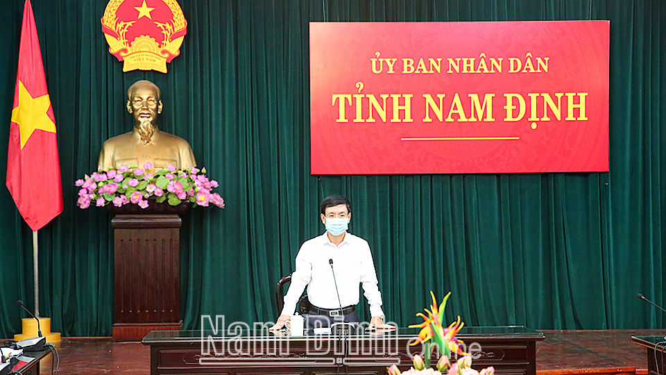 Đồng chí Phạm Đình Nghị, Phó Bí thư Tỉnh ủy, Chủ tịch UBND tỉnh, Trưởng Ban Chỉ đạo phòng, chống dịch COVID-19 tỉnh phát biểu tại cuộc họp. Ảnh: Minh Thuận