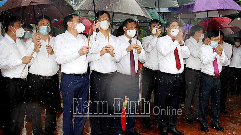 Các đồng chí lãnh đạo tỉnh thành kính dâng hương tưởng niệm các vị Vua Trần và 721 năm ngày mất của Anh hùng dân tộc Trần Hưng Đạo tại Đền Thiên Trường, phường Lộc Vượng (thành phố Nam Định).