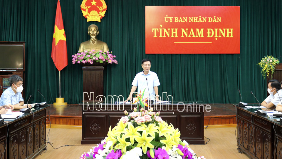 Đồng chí Phạm Đình Nghị, Phó Bí thư Tỉnh ủy, Chủ tịch UBND tỉnh, Trưởng Ban Chỉ đạo phòng, chống dịch COVID-19 tỉnh phát biểu chỉ đạo cuộc họp.