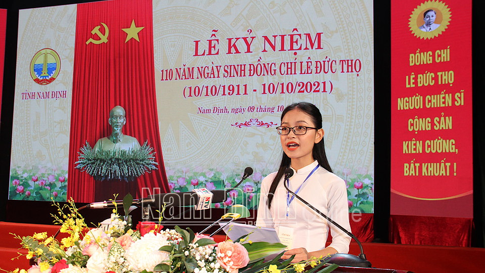 Em Trần Hoàng Nhi, học sinh lớp 10A2, Trường THPT chuyên Lê Hồng Phong đại diện thế hệ trẻ tỉnh nhà phát biểu tại Lễ kỷ niệm.