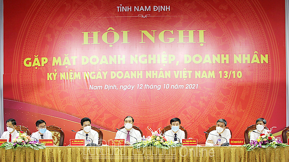 Các đồng chí lãnh đạo tỉnh, lãnh đạo các sở, ngành dự buổi gặp mặt các doanh nghiệp, doanh nhân.