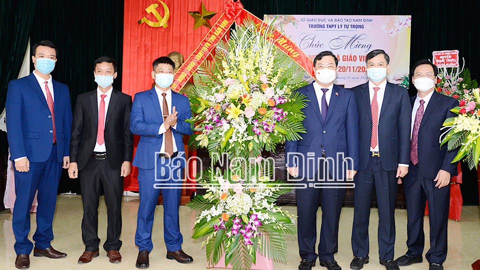 Đồng chí Bí thư Tỉnh ủy và các đồng chí lãnh đạo tỉnh tặng tập thể Trường THPT Lý Tự Trọng (Nam Trực) lẵng hoa tươi thắm.