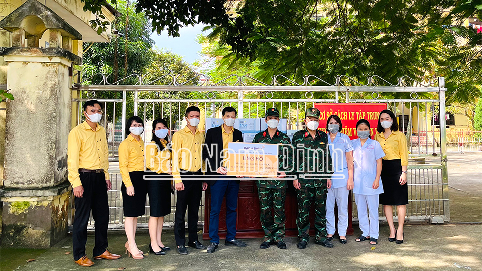 Ngân hàng Thương mại cổ phần Bắc Á - Chi nhánh Nam Định trao quà cho đại diện khu cách ly tập trung huyện Vụ Bản