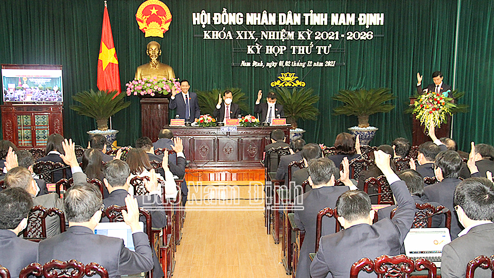Các đại biểu biểu quyết thông qua các Nghị quyết của kỳ họp.