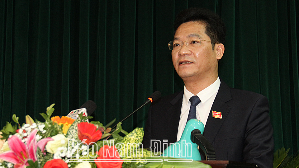 Đồng chí Trần Anh Dũng, Ủy viên Ban TVTU, Phó Chủ tịch Thường trực UBND tỉnh báo cáo tại kỳ họp.