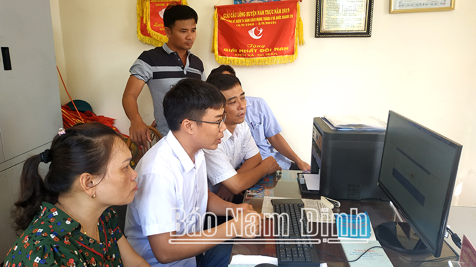 Sở Thông tin và Truyền thông hướng dẫn cán bộ xã Nam Mỹ (Nam Trực) phương án đảm bảo an toàn thông tin trong thực hiện gửi và nhận văn bản điện tử. Bài và ảnh: Nguyễn Hương