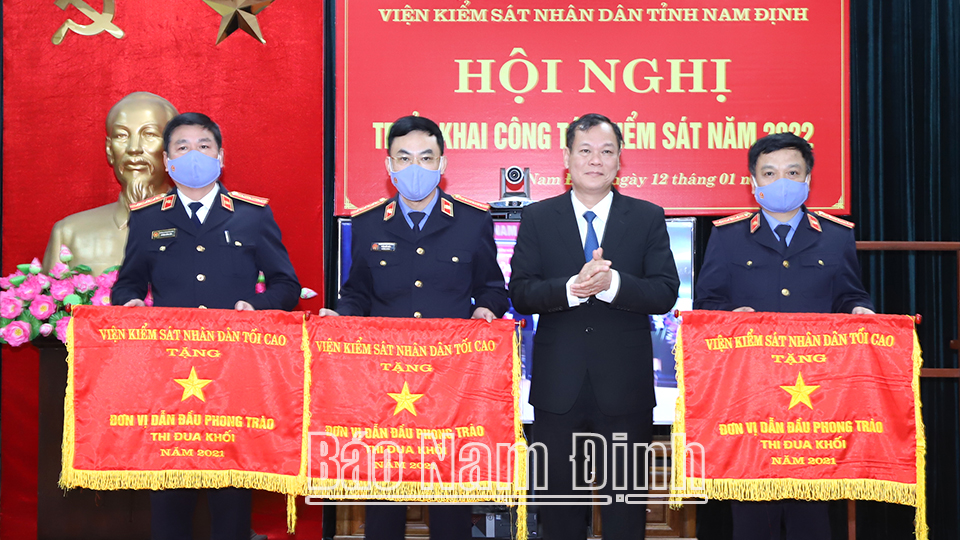 Đồng chí Lê Quốc Chỉnh, Phó Bí thư Thường trực Tỉnh uỷ, Chủ tịch HĐND tỉnh, Trưởng đoàn Đoàn đại biểu Quốc hội tỉnh trao Cờ “Đơn vị dẫn đầu phong trào thi đua khối” của Viện KSND Tối cao cho 3 tập thể có thành tích xuất sắc trong năm 2021.