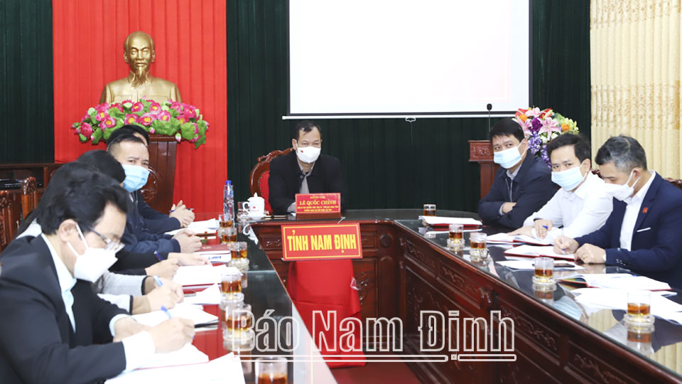 Các đồng chí: Lê Quốc Chỉnh, Phó Bí thư Thường trực Tỉnh ủy, Chủ tịch HĐND tỉnh, Trưởng đoàn Đoàn đại biểu Quốc hội tỉnh; Trần Minh Thắng, Ủy viên Ban TVTU, Trưởng Ban Dân vận Tỉnh ủy dự hội nghị tổng kết công tác dân vận tại điểm cầu Nam Định. Ảnh: Thanh Tuấn