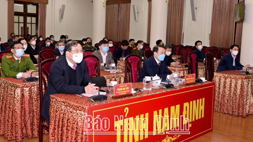 Các đồng chí: Phạm Gia Túc, Ủy viên BCH Trung ương Đảng, Bí thư Tỉnh ủy; Nguyễn Văn Va, Ủy viên Ban TVTU, Trưởng Ban Tổ chức Tỉnh ủy dự hội nghị tại điểm cầu tỉnh ta.