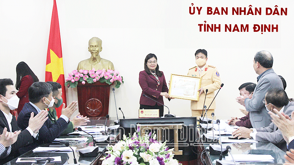 Đồng chí Hà Lan Anh, TUV, Phó Chủ tịch UBND tỉnh, Phó Trưởng Ban Thường trực Ban ATGT tỉnh tặng Bằng khen của UBND tỉnh cho tập thể Phòng Cảnh sát Giao thông (Công an tỉnh) đã có thành tích xuất sắc trong công tác bảo đảm trật tự ATGT năm 2021.