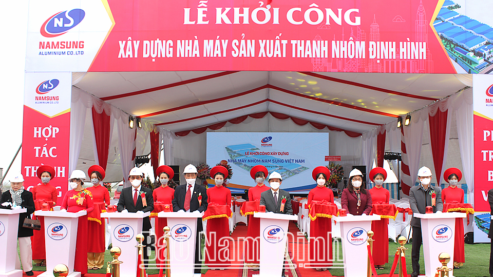 Đồng chí Hà Lan Anh, TUV, Phó Chủ tịch UBND tỉnh tặng lãnh đạo Công ty TNHH Nhôm Nam Sung Việt Nam lẵng hoa tươi thắm nhân dịp khởi công dự án.