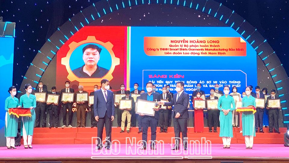 Anh Nguyễn Hoàng Long, Quản lý bộ phận hoàn thành Công ty TNHH Smart Shirts Garment Manufacturing Bảo Minh (Vụ Bản) được tặng Bằng Lao động sáng tạo tại Lễ tuyên dương các điển hình xuất sắc tiêu biểu Chương trình “75 nghìn sáng kiến, vượt khó, phát triển”. Ảnh: Do cơ sở cung cấp