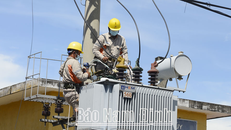 Điện lực Giao Thủy sửa chữa hệ thống máy biến áp cấp điện cho khu vực nuôi trồng thủy hải sản ven biển.