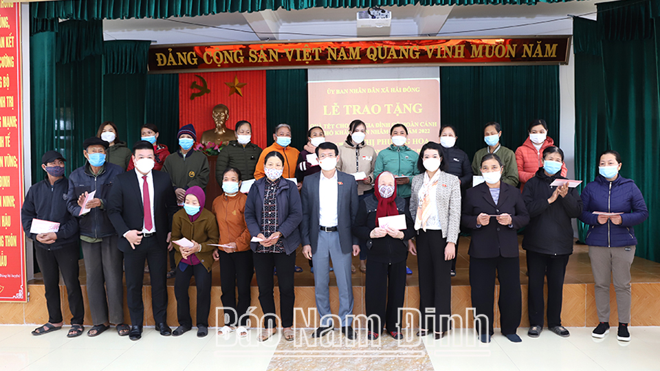 Các đồng chí Đoàn Đại biểu Quốc hội tỉnh tặng quà các hộ gia đình khó khăn xã Hải Đông (Hải Hậu).