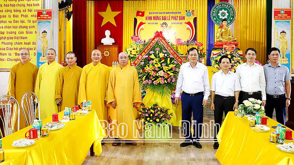 Thay mặt Tỉnh ủy, HĐND, UBND, Ủy ban MTTQ Việt Nam tỉnh, đồng chí Phó Bí thư Thường trực Tỉnh ủy Lê Quốc Chỉnh tặng lẵng hoa tươi thắm chúc mừng Hòa thượng tọa Thích Tâm Thiệu, Phó Ban Thường trực Ban Trị sự Giáo hội Phật giáo tỉnh và các tăng ni, phật tử.