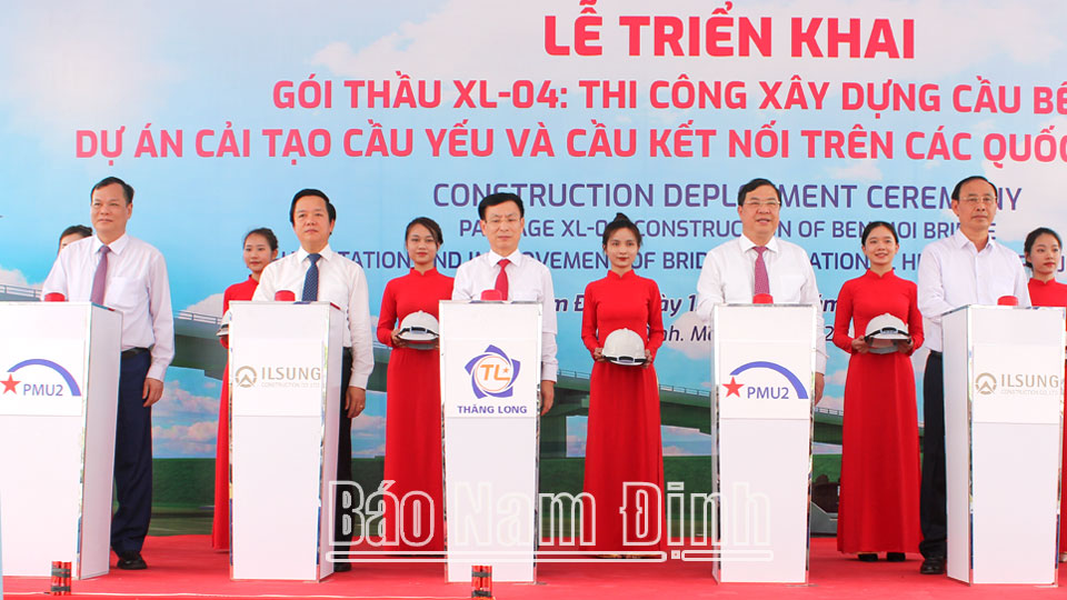 Các đồng chí: Bí thư Tỉnh ủy Phạm Gia Túc; Phó Bí thư Thường trực Tỉnh ủy Lê Quốc Chỉnh; Chủ tịch UBND tỉnh Phạm Đình Nghị; lãnh đạo Bộ GTVT, UBND tỉnh Ninh Bình thực hiện nghi thức khởi công dự án xây dựng cầu Bến Mới.