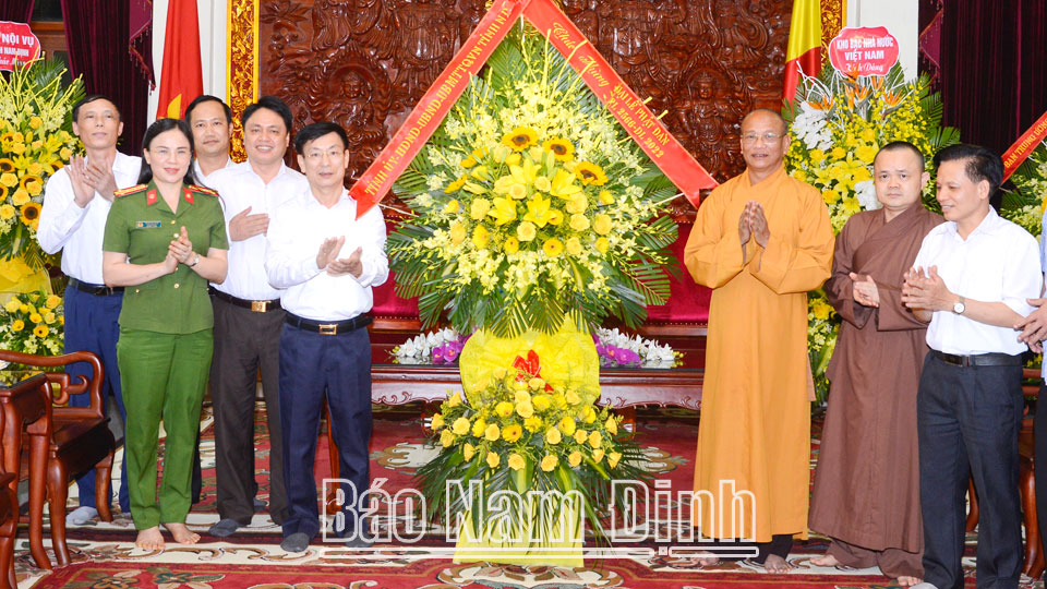 Thay mặt Tỉnh ủy, HĐND, UBND, Ủy ban MTTQ Việt Nam tỉnh, đồng chí Chủ tịch UBND tỉnh Phạm Đình Nghị tặng Ban Trị sự Giáo hội Phật giáo tỉnh lẵng hoa tươi thắm.