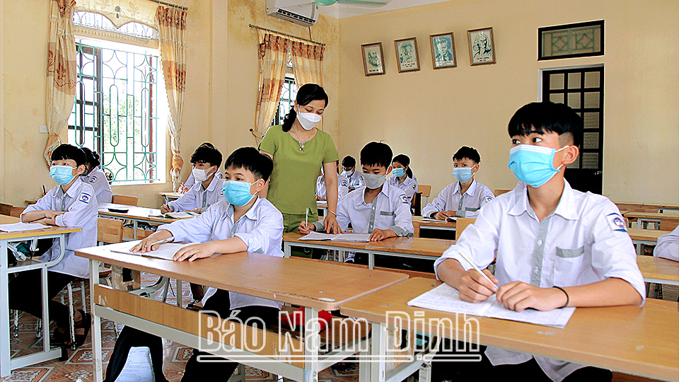 Cô và trò Trường THCS Trực Nội (Trực Ninh) trong một giờ ôn tập.  Bài và ảnh: Minh Thuận